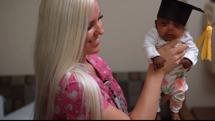 Πήρε εξιτήριο το πιο μικρό νεογέννητο στον κόσμο – Ζύγιζε όσο ένα μήλο – ΒΙΝΤΕΟ