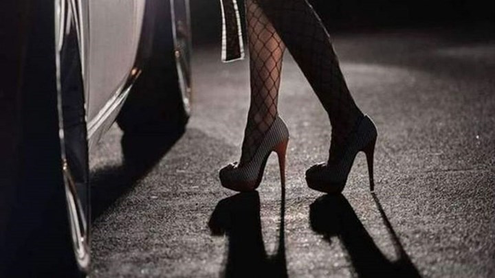 Σοκ στην ελληνική σόουμπιζ – Κόρη γνωστής τραγουδίστριας μπλεγμένη σε κύκλωμα πορνείας