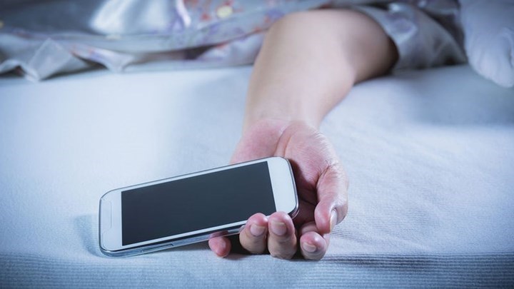 Σοκ: Πέθανε από ηλεκτροπληξία ενώ φόρτιζε το κινητό του στο κρεβάτι – ΦΩΤΟ -ΒΙΝΤΕΟ