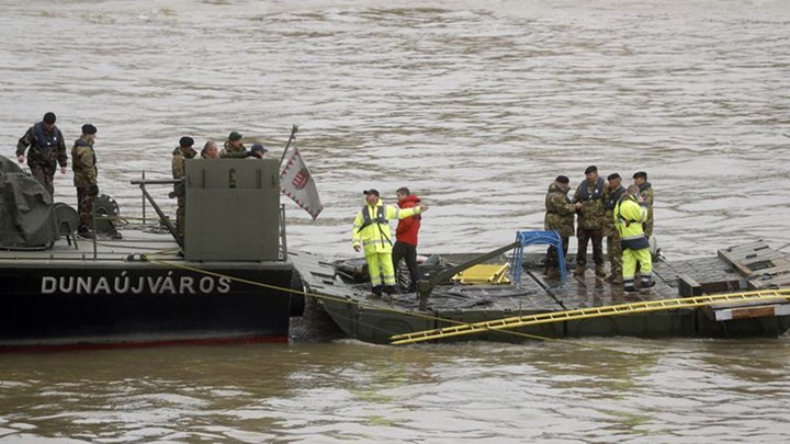 Χειροπέδες στον καπετάνιο του κρουαζιερόπλοιου που εμπλέκεται στο πολύνεκρο ναυτικό δυστύχημα στο Δούναβη