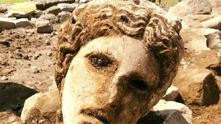 Μαρμάρινο κεφάλι του Διονύσου βρέθηκε σε ανασκαφές – ΦΩΤΟ