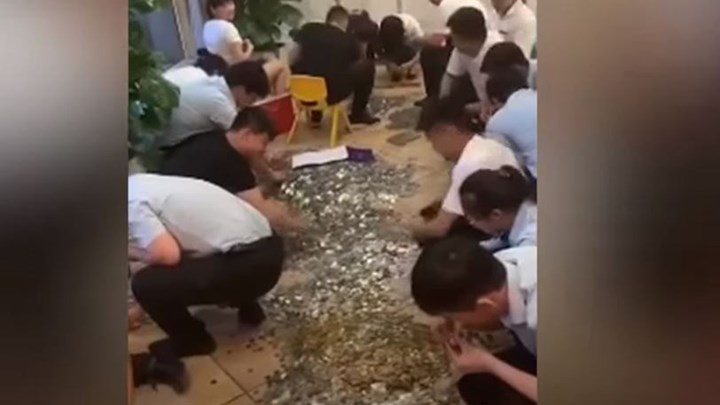 Πλήρωσε προκαταβολή για ακίνητο με… 16 κουβάδες νομίσματα – ΒΙΝΤΕΟ