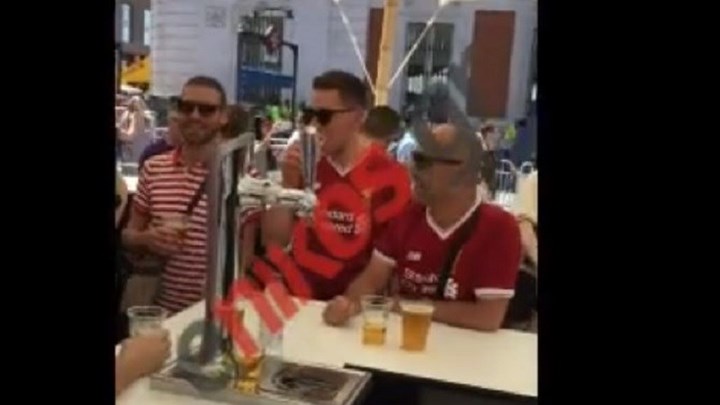 Πίνουν μπύρες και τραγουδούν οι φίλαθλοι της Λίβερπουλ στη Μαδρίτη – ΒΙΝΤΕΟ