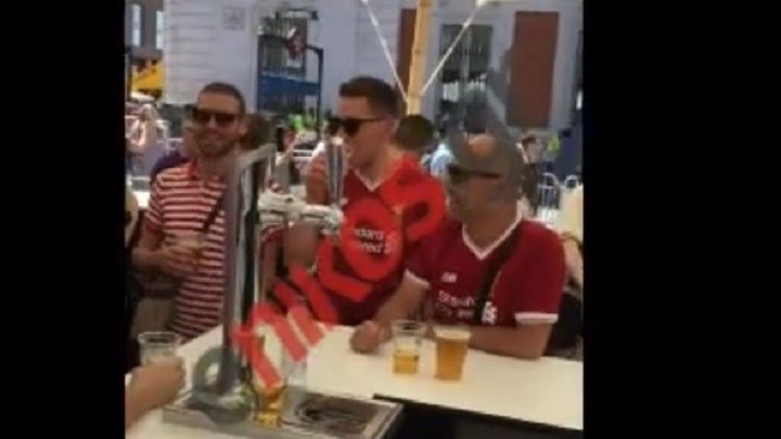 Πίνουν μπύρες και τραγουδούν οι φίλαθλοι της Λίβερπουλ στη Μαδρίτη – ΒΙΝΤΕΟ
