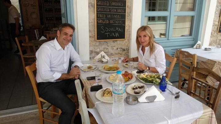 Το γεύμα του Κυριάκου Μητσοτάκη με τη σύζυγό του στο Ναύπλιο – ΦΩΤΟ