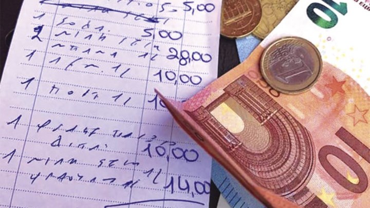 “Φαρμάκι” ο λογαριασμός στη Ρόδο: Πλήρωσαν 82 ευρώ για 8 αναψυκτικά – ΦΩΤΟ