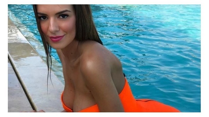 “Κόλασε” τη Σαντορίνη η Νικολέττα Ράλλη – ΦΩΤΟ