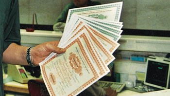 Bloomberg: Το ελληνικό χρέος δεν είναι πια το φόβητρο της Ευρώπης