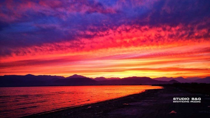 Το καλοκαίρι ήρθε πολύχρωμο στο Ναύπλιο – Εντυπωσιακές εικόνες – ΒΙΝΤΕΟ