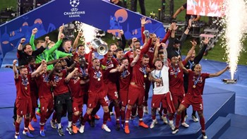 Η απονομή του τροπαίου στη Λίβερπουλ – ΒΙΝΤΕΟ – ΦΩΤΟ