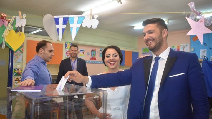 Μετά το γλέντι του γάμου τους πήγαν κατευθείαν να ψηφίσουν – ΦΩΤΟ