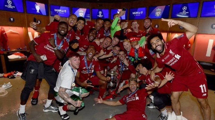 Πάρτι των παικτών της Λίβερπουλ στα αποδυτήρια – ΒΙΝΤΕΟ