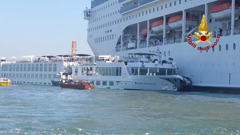 Κρουαζιερόπλοιο έπεσε πάνω σε προβλήτα και τουριστικό σκάφος στη Βενετία – Τέσσερις τραυματίες – ΒΙΝΤΕΟ