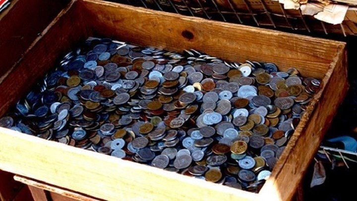 Χαμός στη Χίο – Ιερέας πέταξε νομίσματα σε βουλευτή του ΣΥΡΙΖΑ