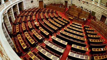 Δημοσκόπηση: Τα δύο σενάρια για την κατανομή των εδρών στη Βουλή