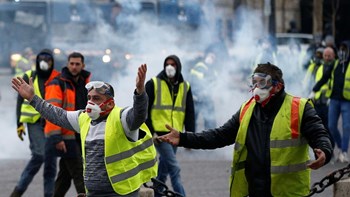 Διαδήλωση στο Παρίσι μελών των “κίτρινων γιλέκων” που τραυματίστηκαν από αστυνομικούς