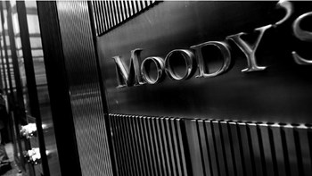 Moody’s: Παραμένει θετικό το outlook για τις ελληνικές τράπεζες – Τι “βλέπει” για καταθέσεις και δάνεια