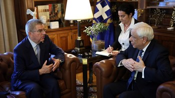 Παυλόπουλος στον Τόμας Μπαχ της ΔΟΕ: Θα σας απονείμουμε τον Μεγαλόσταυρο του Φοίνικος