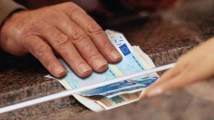 Ολοκληρώνεται η πληρωμή των συντάξεων Ιουνίου – Την Τρίτη η καταβολή των επικουρικών