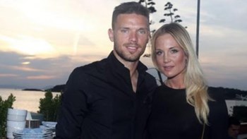 “Σπρώχνει” στο Λιμάνι τον Μάρκους Μπεργκ η σύζυγός του – ΦΩΤΟ