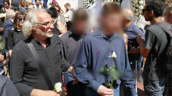 Με ένα λευκό τριαντάφυλλο αποχαιρέτησαν τον Κώστα Ευριπιώτη οι γιοι του – ΦΩΤΟ