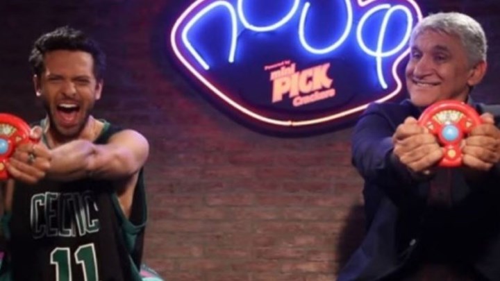 Επικό βίντεο: Ο Παναγιώτης Γιαννάκης… χορεύει το τραγούδι «Μαμά»