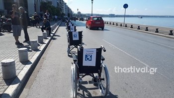 Πάρκινγκ αναπηρικών αμαξιδίων η Λεωφόρος Νίκης για … ”πέντε λεπτά” – ΦΩΤΟ
