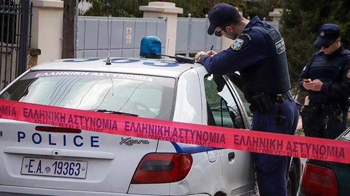 Δύο ληστείες σε διάστημα πέντε λεπτών στα Εξάρχεια – Ένοπλοι «χτύπησαν» σε φροντιστήριο και σούπερ μάρκετ