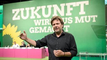 Οι Γερμανοί προτιμούν τον επικεφαλής των Πρασίνων για επόμενο καγκελάριο