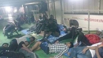 Περίπου 6.000 πρόσφυγες και μετανάστες παραμένουν παγιδευμένοι σε κέντρα κράτησης στη Λιβύη
