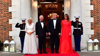 Κόκκινη οπτασία η Μελάνια στο δείπνο με τον πρίγκιπα Κάρολο και την Καμίλα – ΦΩΤΟ – ΒΙΝΤΕΟ