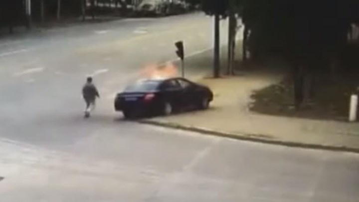 Οδηγός βγήκε στο… παρά ένα από το φλεγόμενο αυτοκίνητό του – ΒΙΝΤΕΟ