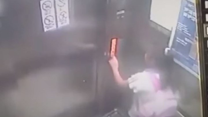 Σοκαριστικό βίντεο – 9χρονη προσπαθεί να σταματήσει ασανσέρ που πέφτει από τον 19ο όροφο