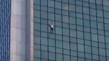 Σκαρφάλωσε σε ξενοδοχείο χωρίς προστατευτικά σχοινιά – Έφτασε σε ύψος 170 μέτρων – ΒΙΝΤΕΟ