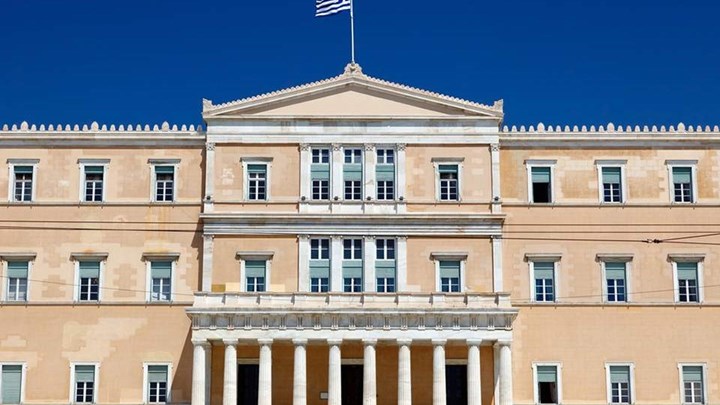 Δεκάδες μετατάξεις και διορισμοί της τελευταίας στιγμής στη Βουλή