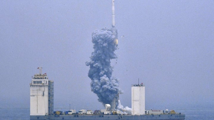 Η Κίνα εκτόξευσε πύραυλο με δορυφόρους από πλοίο στη θάλασσα – ΒΙΝΤΕΟ