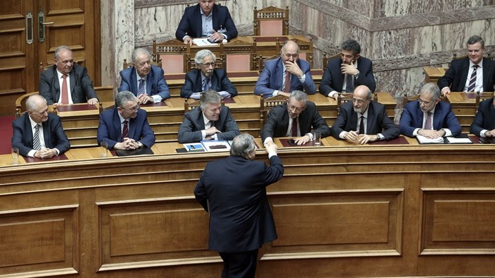 Το χειροκρότημα των βουλευτών του ΣΥΡΙΖΑ στον Βενιζέλο – Μόνο ο Γρηγοράκος στα έδρανα του ΚΙΝΑΛ – ΒΙΝΤΕΟ