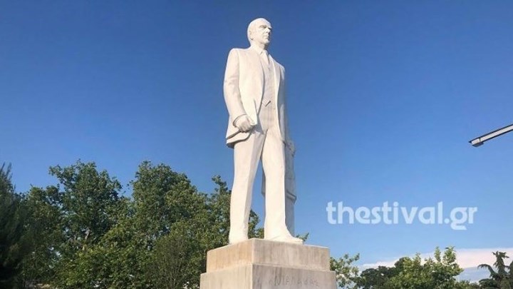 Βανδάλισαν το άγαλμα του Κωνσταντίνου Καραμανλή στη Θεσσαλονίκη – ΦΩΤΟ