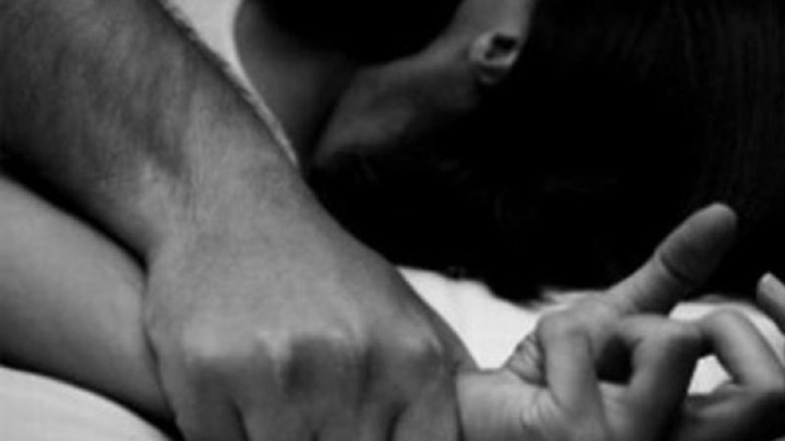 Σοκ στην Κρήτη: Κούρεψε τη γυναίκα του επειδή βρήκε στο κινητό της ερωτικό μήνυμα