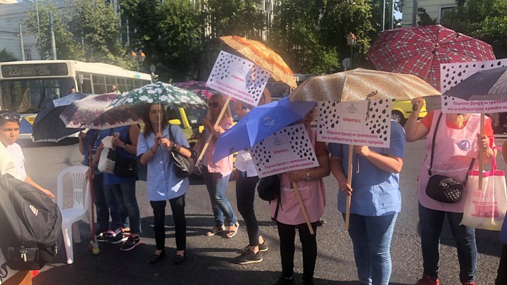 Διαμαρτυρία των καθαριστριών του Δρομοκαΐτειου έξω από τη Βουλή – Κρατούσαν ομπρέλες για τη …’βροχή” τροπολογιών – ΦΩΤΟ
