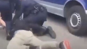 Αυτοκίνητο της αστυνομίας παραλίγο να συνθλίψει το κεφάλι διαδηλωτή στη Βιέννη – ΒΙΝΤΕΟ