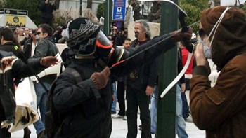 Έρευνα διέταξε το υπουργείο Δικαιοσύνης για την απόδραση του «τοξοβόλου του Συντάγματος»