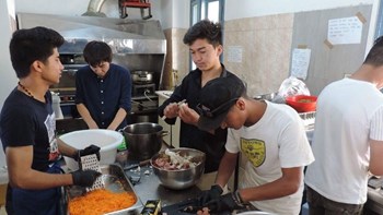 Ο Ζαχίρ του Master Chef μαγειρεύει εθελοντικά σε πρόσφυγες στη Λέσβο – ΦΩΤΟ