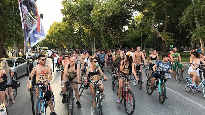 Γυμνοί ποδηλάτες ξεχύθηκαν στους δρόμους της Θεσσαλονίκης – ΒΙΝΤΕΟ – ΦΩΤΟ