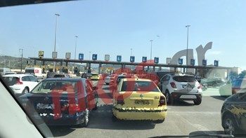 Μποτιλιάρισμα στην Αττική Οδό λόγω της φωτιάς σε αυτοκίνητο – ΤΩΡΑ – ΦΩΤΟ αναγνώστη