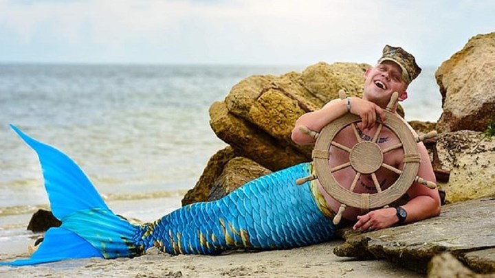 Viral ο πεζοναύτης που ντύθηκε… γοργόνα για να φτιάξει το κέφι των συναδέλφων του – ΦΩΤΟ