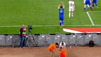 Η αγκαλιά του Μπαρέλα σε ball-boy – Του ζήτησε συγγνώμη που τον “εκτέλεσε” – ΒΙΝΤΕΟ