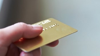 Έκαναν… shopping therapy με κλεμμένες πιστωτικές κάρτες
