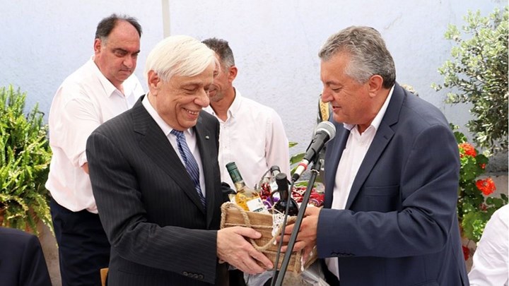 Θερμή υποδοχή Παυλόπουλου από τους κατοίκους στο Θράψανο Κρήτης – Τι τους είπε ο Πρόεδρος της Δημοκρατίας – ΦΩΤΟ