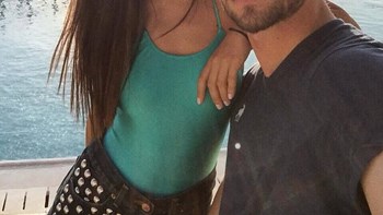 Στη Μύκονο ζευγάρι της ελληνικής showbiz λίγο πριν ανέβει τα σκαλιά της εκκλησίας – ΦΩΤΟ